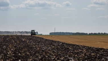 Tarım traktörü ekmeden önce tarla sürüyor..