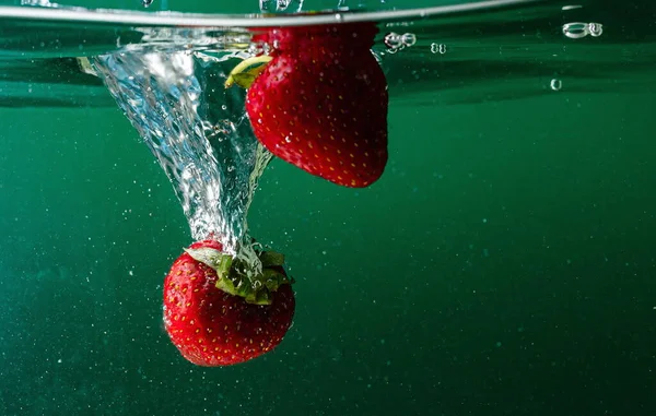 Fragole Mature Cadono Negli Spruzzi Sollevamento Dell Acqua Bolle Aria — Foto Stock