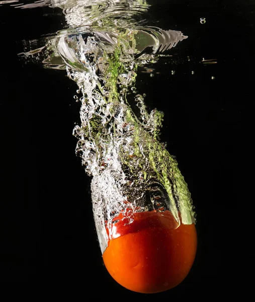 Olgun domates büyük bir su sıçramasıyla derin sulara düşer..