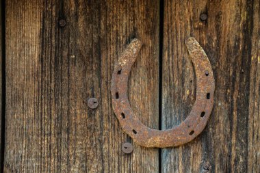 Eski ahşap kapıda iyi şans getirmesi için at nalı..