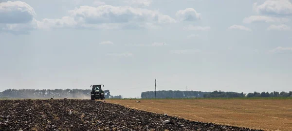 Landbouwtrekker Ploegen Een Veld Voor Het Zaaien — Stockfoto