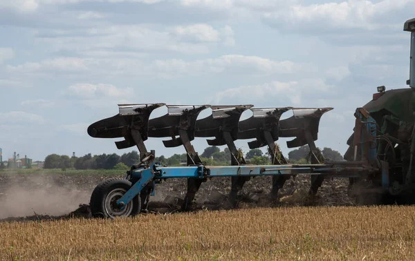 Landbouwtrekker Ploegen Een Veld Voor Het Zaaien — Stockfoto