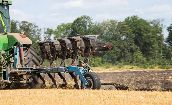 Landbouwtrekker Ploegen Een Veld Voor Het Zaaien — Stockfoto