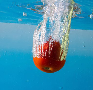 Olgun domates büyük bir su sıçramasıyla derin sulara düşer..