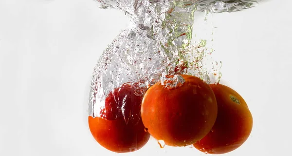 Ripe Tomato Falls Deeply Water Big Splash — Stock Photo, Image