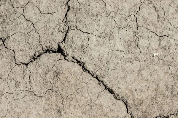 干ばつ時の乾燥したき裂土土や土の背景 — ストック写真