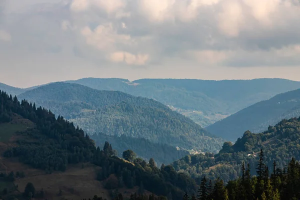 Berghellingen Oekraïense Karpaten Bergtoppen Bossen Een Achtergrond Van Blauwe Lucht — Stockfoto