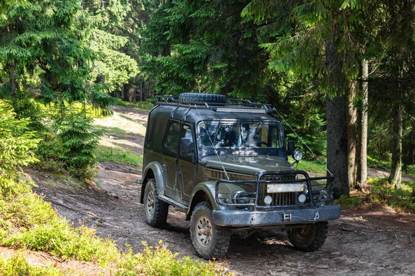 Régi Retro Vintage 4X4 Suv Egy Koszos Kavicsos Földúton Nyáron — Stock Fotó