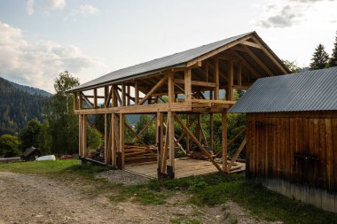 çatı ve ahşap kirişler geleneksel Avrupa ev inşaatının bir parçası.