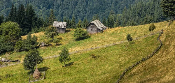 Opuszczone Budynki Górach Drewniane Domy Tle Skał Krajobraz Naturalny Piękno — Zdjęcie stockowe