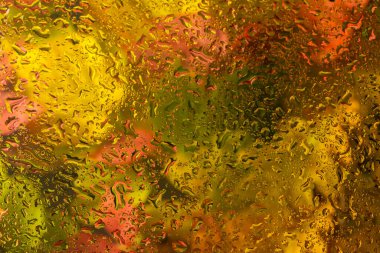 Soyut arka plan düşüşü, cam düşüşü sonbahar sarı yapraklar ıslak Ekim havası.