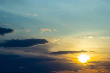 Gökyüzünün arka planı, gökyüzü renklidir..