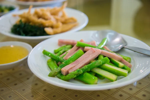 Espargos fritos com presunto — Fotografia de Stock