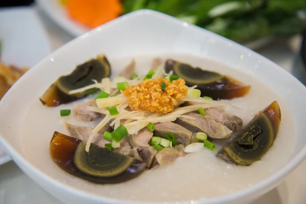 Congee with preserved eggs — Stock Photo, Image