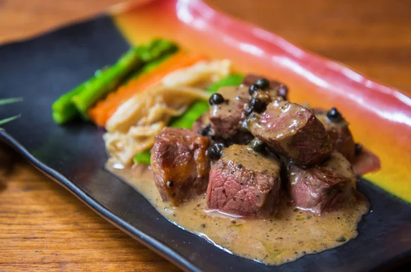 Hovězí steak s pepřovou omáčkou — Stock fotografie