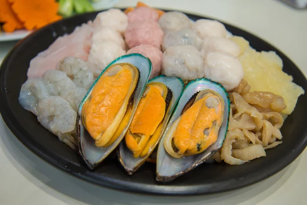 新鮮な魚介類の中国風のすき焼き用セット ストックフォト