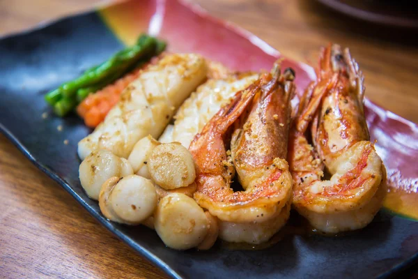 Ensemble de fruits de mer grillés avec crevettes, calmar, pétoncle Photo De Stock