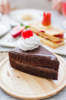 kiraz ve çırpılmış krema ile çikolatalı kek