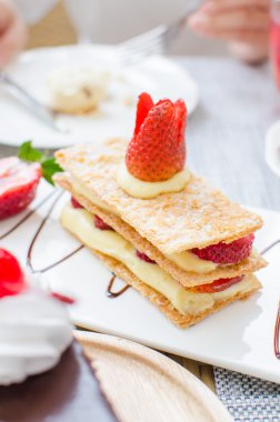 Mille feuille, puf çilek ile katmanlı ve çırpılmış böreği