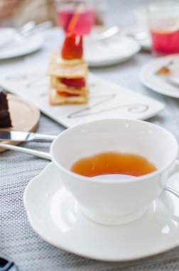 Mille feuille, puf çilek ile katmanlı ve çırpılmış böreği