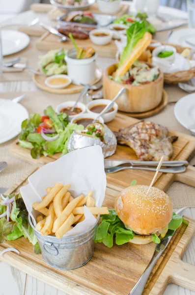 Lunch set with Hamburger with juicy beef and cheese — Stock Photo, Image