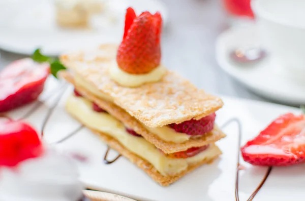 Mille feuille, pasta sfoglia stratificata con fragole e montata — Foto Stock