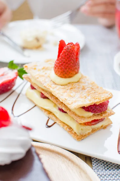 Mille feuille, massa folhada em camadas com morangos e chicoteado — Fotografia de Stock