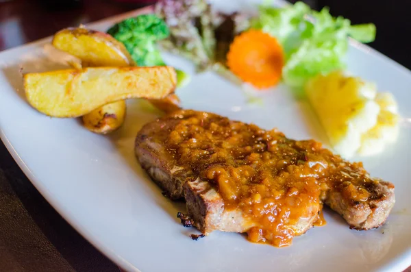 Bife grelhado com costeleta de porco — Fotografia de Stock