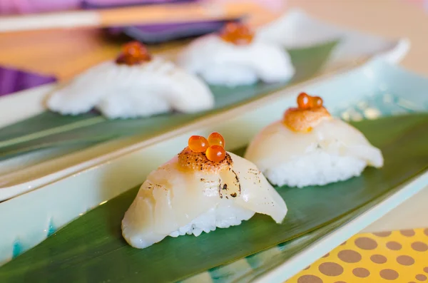 Sushi de vieiras marinas frescas — Foto de Stock