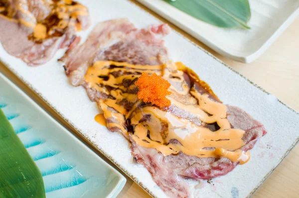 Estilo japonês sushi de carne em fatias frescas — Fotografia de Stock