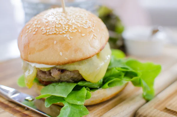 Hamburger with juicy beef and cheese — Stock Photo, Image