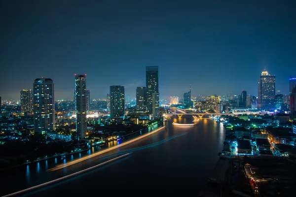 Banguecoque skyline da cidade pelo rio — Fotografia de Stock