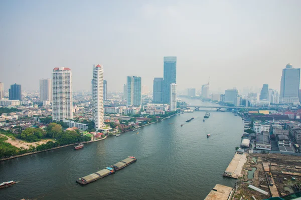 Uitzicht op skyline van de stad Bangkok met jaren rivier — Stockfoto