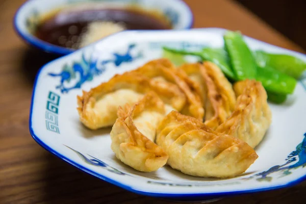 Tradiční japonské gyoza, pečený knedlík — Stock fotografie