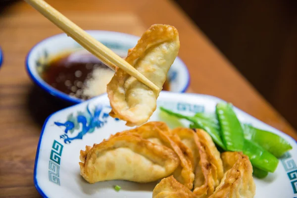 Tradiční japonské gyoza, pečený knedlík — Stock fotografie