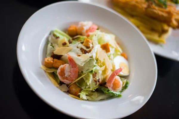 Caesar salad with shrimp — Stock Photo, Image