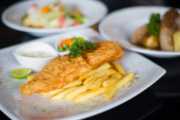 Fish and chips served with tartar sauce — Stock Photo, Image