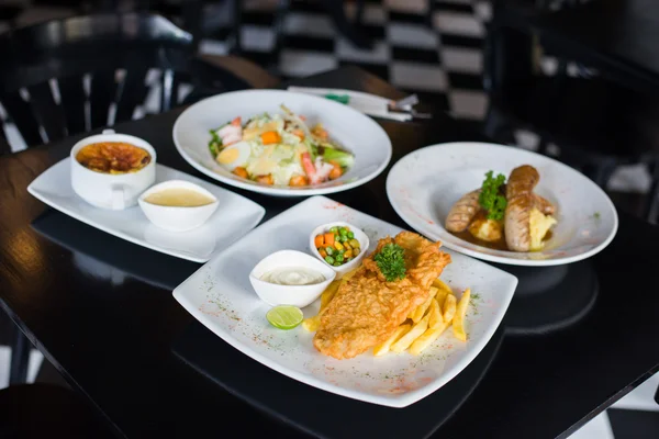 Sada různých potravin na stole restaurace — Stock fotografie