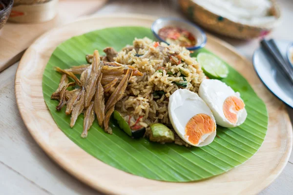 Жареный рис с зеленым карри и солеными яйцами — стоковое фото