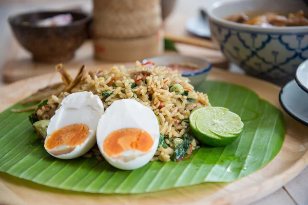 Grüner Curry gebratener Reis mit salzigen Eiern — Stockfoto