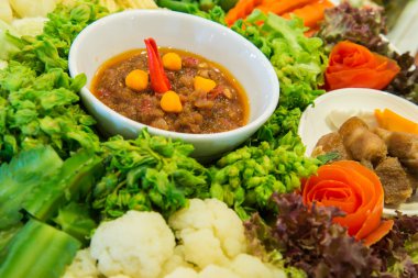 Taze sebze ve baharatlı sos