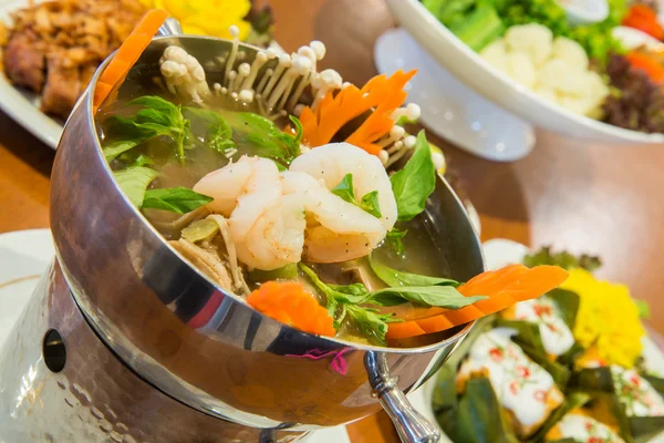 Pikantní polévka s krevetami a zeleninou — Stock fotografie