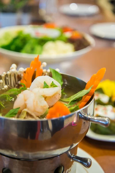 Pittige soep met garnalen en groenten — Stockfoto