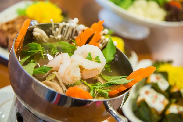 Pittige soep met garnalen en groenten — Stockfoto