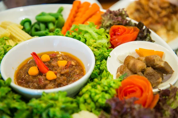 Set van verse groenten en pikante saus — Stockfoto