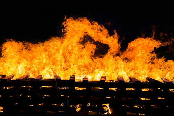 Fire burning wood pile — Stockfoto