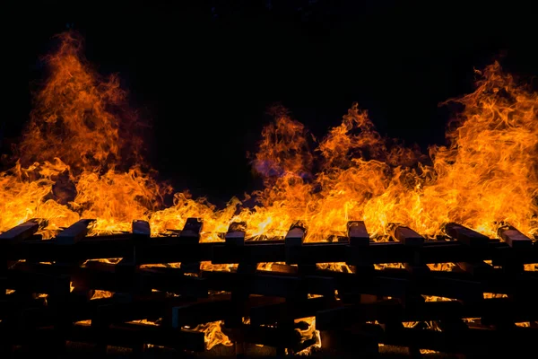 Fire burning wood pile — Stockfoto