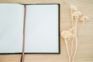 Çizgi kağıt defter ahşap doku arka plan üzerine açık