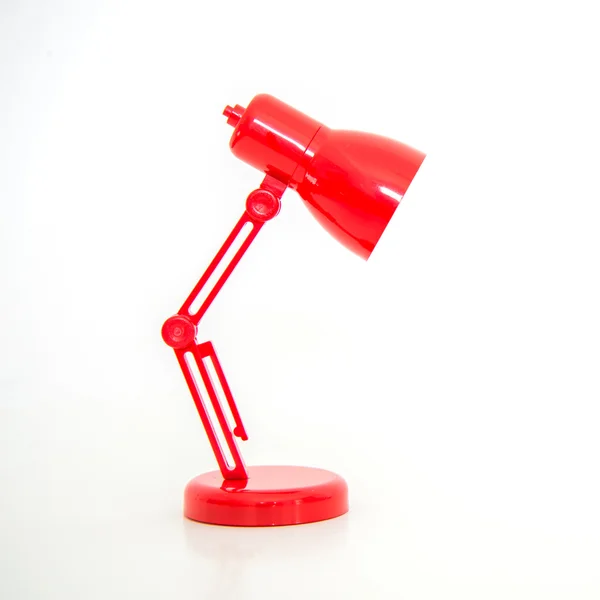 Lâmpada de mesa de cor vermelha moderna no fundo branco — Fotografia de Stock