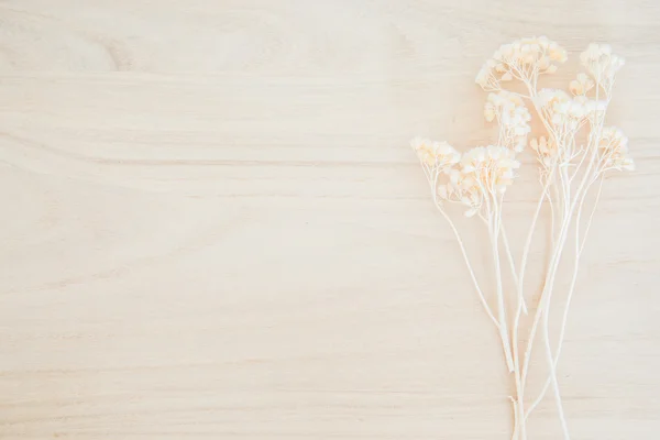 Ξύλο υφή φόντου με το αποξηραμένο λουλούδι διακόσμηση — Φωτογραφία Αρχείου